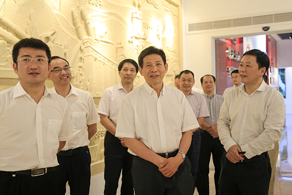2017年9月，中國建筑材料聯(lián)合會會長喬龍德（中）來集團調研，充分肯定集團在創(chuàng)新驅動、綠色發(fā)展、“一帶一路”等方面取得的成績