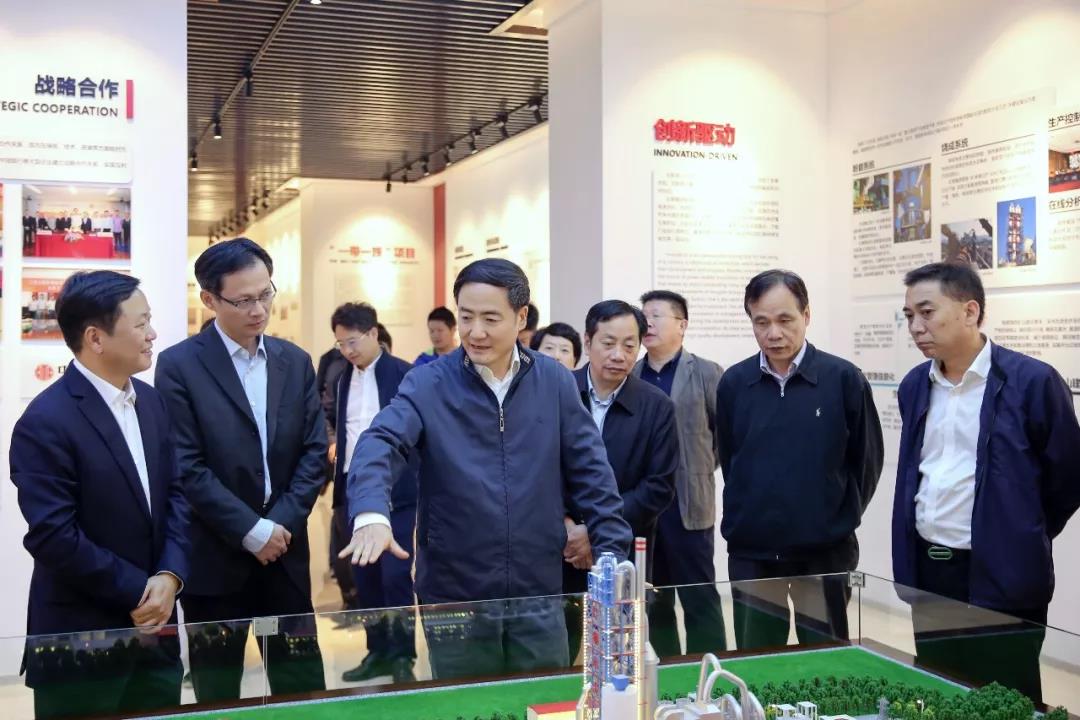 浙江省人大常委會副主任趙光君（左三）看望省人大代表、紅獅集團董事長章小華
